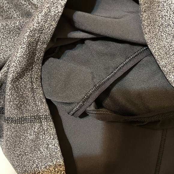 Lululemon II luminosity foil print black silver metallic  Shorts, size 8 - Picture 8 of 13
